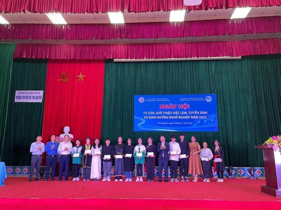 NGÀY HỘI TƯ VẤN VIỆC LÀM, TUYỂN SINH TẠI TRƯỜNG PHỔ THÔNG DÂN TỘC NỘI TRÚ