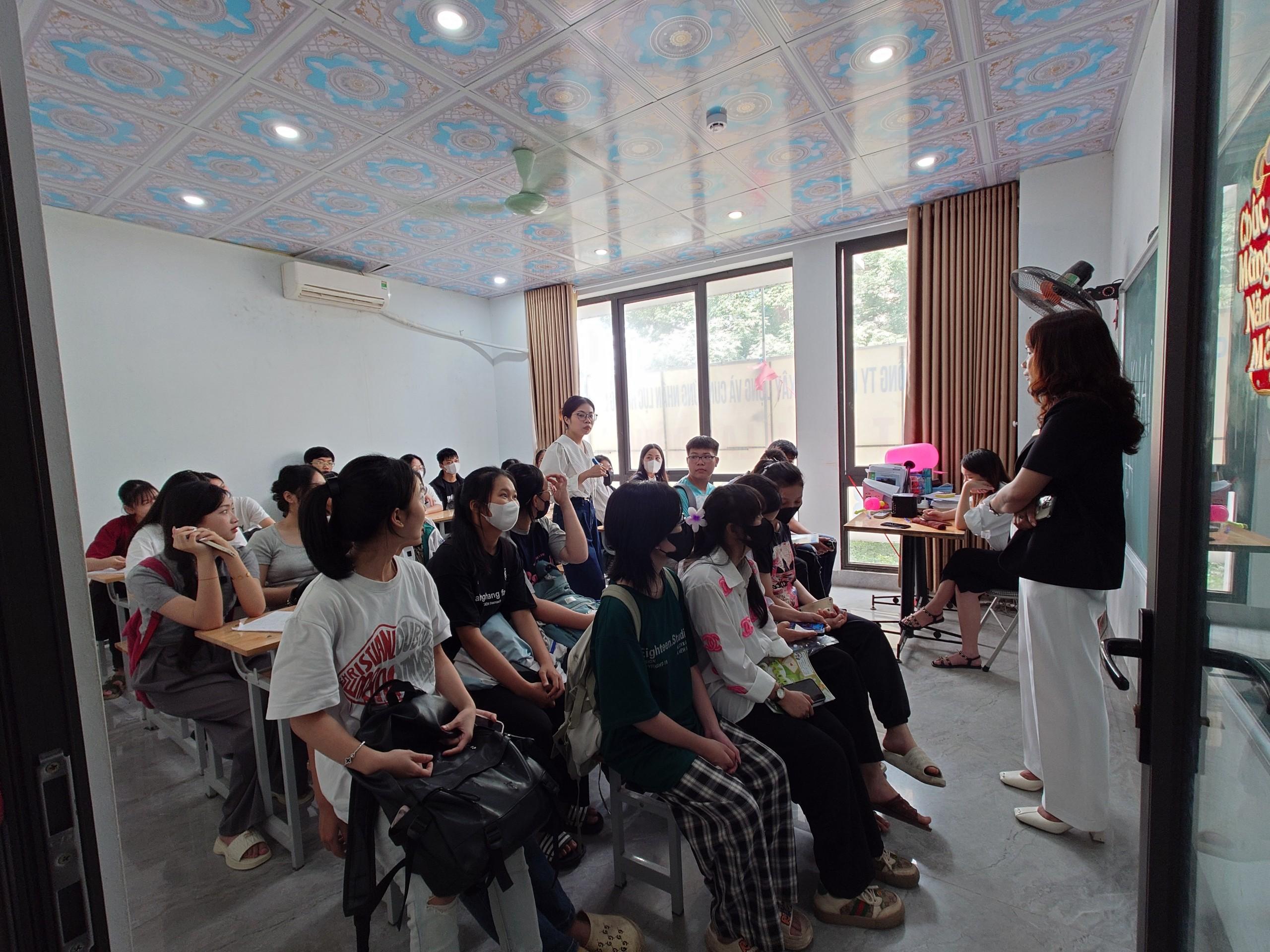 BUỔI KHAI GIẢNG CÁC LỚP ĐÀO TẠO NGOẠI NGỮ HÈ 2024