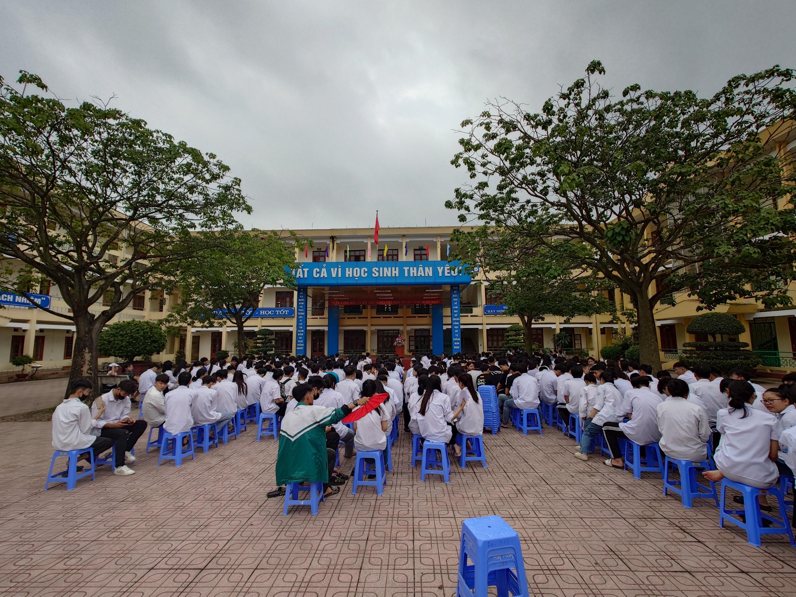 TIẾP SỨC MÙA THI 2024 - TRAO TẶNG SUẤT ĂN MIỄN PHÍ CHO HỌC SINH THPT DƯƠNG TỰ MINH